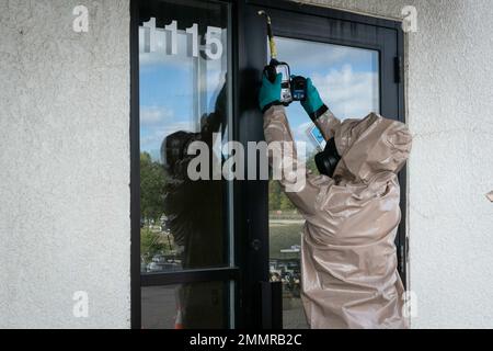 Mitglieder des 55. Zivilunterstützungsteams der Minnesota National Guard bereiten sich am 22. September 2022 auf eine Trainingsübung in der Nähe des Como Regional Park in St. Paul, Minnesota vor. Die Einheit nahm an einer Übung mit mehreren interinstitutionellen Partnern teil, darunter die Einsatzteams der Feuerwehr St. Paul für Gefahrstoffe. (Minnesota National Guard Foto von Staff Sgt. Mahsima Alkamooneh) Army North, CBRNE, Civil Support Team, Minnesota, National Guard, Partnerschaften, Stockfoto
