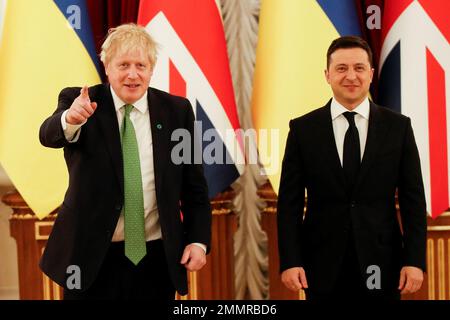 Dossierfoto vom 1.2/2022, von Boris Johnson in Kiew, Ukraine, während er inmitten steigender Spannungen mit Russland Krisengespräche mit dem ukrainischen Präsidenten Wolodymyr Zelensky führt. Johnson hat behauptet, dass Wladimir Putin ihm in einem Anruf vor der russischen Invasion der Ukraine gesagt hat: "Ich will dir nicht wehtun, aber mit einer Rakete würde es nur eine Minute dauern". Der ehemalige Ministerpräsident sagte, dass das "außergewöhnliche" Gespräch im Februar stattfand, nachdem er Kiew in einem letzten Versuch besucht hatte, westliche Unterstützung für die Ukraine zu zeigen, inmitten wachsender Ängste vor einem russischen Angriff. Ausgabedatum: Montag, 30. Januar 2023. Stockfoto