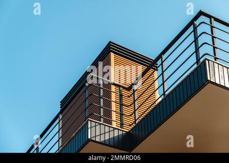 Vinylbeschichtetes pvc-Dämmmaterial in Holzoptik, das um das Dach und den Kamin des Gebäudes abgedeckt ist Stockfoto