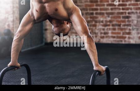 Deine Kraft kommt von innen. Ein junger Mann, der im Fitnessstudio trainiert. Stockfoto