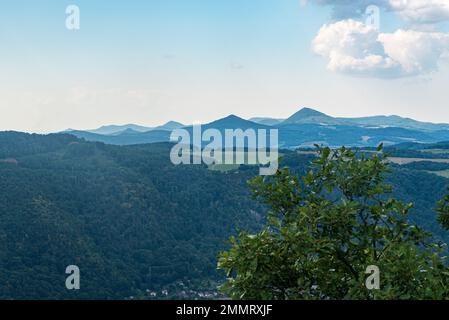 Hügel der Ceske stredohori Berge vom Vysoky Ostry Hügel nahe Usti nad Labem in der tschechischen republik an einem wunderschönen Sommertag Stockfoto