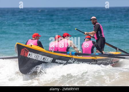 Sydney Surfboat Racing Carnival am North Narrabeen Beach, lokaler Surfclub Collaroy Männer Team Row Surfboot Richtung Küste, Sydney, NSW, Australien Stockfoto