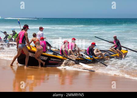 Sydney Surfboat Racing Carnival am North Narrabeen Beach, lokaler Surfclub Collaroy Männer Team Row Surfboot Richtung Küste, Sydney, NSW, Australien Stockfoto