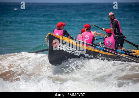 Sydney Surfboat Racing Carnival am North Narrabeen Beach, lokaler Surfclub Collaroy Männer Team Row Surfboot Richtung Küste, Sydney, NSW, Australien Stockfoto