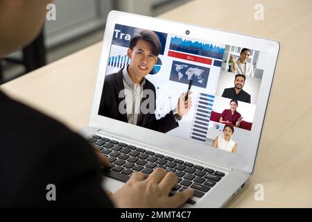 Rückansicht des Geschäftsmannes in Anzug sitzen am Schreibtisch im Büro tippen auf Laptop-Computer-Tastatur, haben Webcam-Konferenz mit Geschäftspartner oder Kunde. Stockfoto