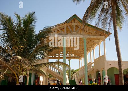Kotu-Markt. Kotu Beach, das Gambia. Ein beliebtes Urlaubsziel für europäische Touristen. Stockfoto
