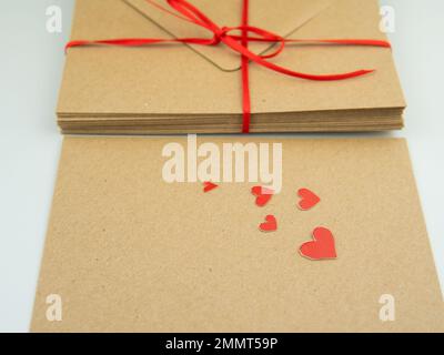 Briefumschläge zum Versenden von Briefen an geliebte Menschen, Nachricht zum valentinstag Stockfoto