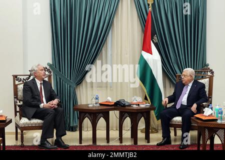 (230130) -- RAMALLAH, 30. Januar 2023 (Xinhua) -- palästinensischer Präsident Mahmoud Abbas (R) trifft sich mit den USA Direktor der Central Intelligence Agency (CIA) William Burns in der Stadt Ramallah im Westjordanland am 29. Januar 2023. Abbas forderte am Sonntag den CIA-Direktor William Burns auf, Israel unter Druck zu setzen, seine "unilateralen" Maßnahmen gegen die Palästinenser einzustellen. (Büro des palästinensischen Präsidenten/Handout über Xinhua) Stockfoto