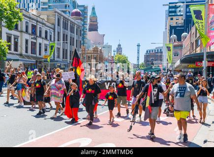 Da Australien seinen jährlichen Nationalfeiertag, den Australia Day, am 26. Januar jedes Jahres abhält, wird als Reaktion darauf ein indigener „Invasion Day“-Protest abgehalten. Stockfoto