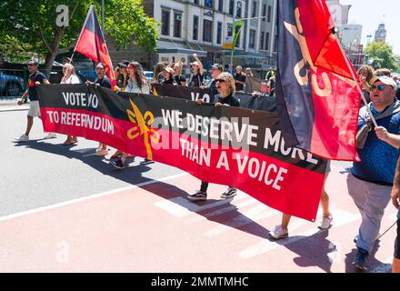 Da Australien seinen jährlichen Nationalfeiertag, den Australia Day, am 26. Januar jedes Jahres abhält, wird als Reaktion darauf ein indigener „Invasion Day“-Protest abgehalten. Stockfoto