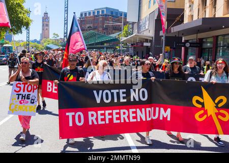 Da Australien seinen jährlichen Nationalfeiertag, den Australia Day, am 26. Januar jedes Jahres abhält, wird als Reaktion darauf ein indigener „Invasion Day“-Protest abgehalten. Stockfoto