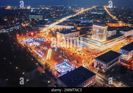 Abend Nacht Luftaufnahme Stadtbild Der Nacht Stadtleben. Luftaufnahme Mit Blick Auf Den Hauptweihnachtbaum Und Festliche Beleuchtung Auf Dem Europäischen Stadtplatz Stockfoto