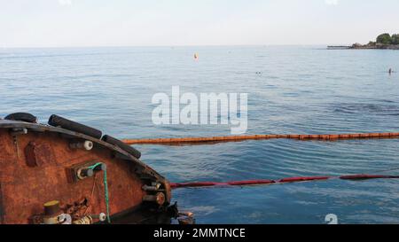 Der Bug eines alten versunkenen Schiffes. Schiffswrack an der Küste. Stockfoto