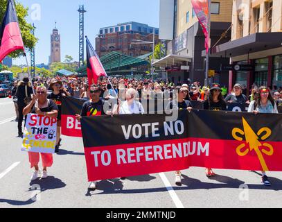 Da Australien seinen jährlichen Nationalfeiertag, den Australia Day, am 26. Januar jedes Jahres abhält, wird als Reaktion darauf ein indigener „Invasion Day“-Protest abgehalten. Stockfoto