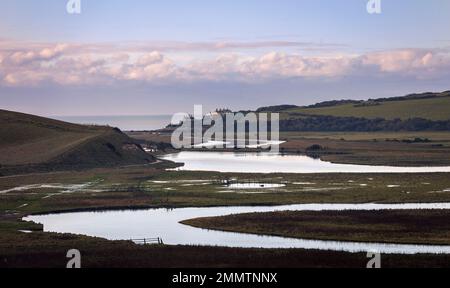 Der gewundene Cuckmere River schlängelt sich entlang der Küste im Seven Sisters Country Park East Sussex South East East England Stockfoto