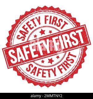 TEXT SAFETY FIRST auf rotem rundem Stempelschild Stockfoto