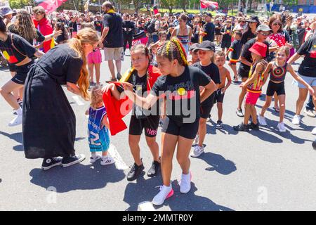 Da Australien seinen jährlichen Nationalfeiertag, den Australia Day, am 26. Januar jedes Jahres abhält, wird als Reaktion darauf ein indigener „Invasion Day“-Protest abgehalten. Stockfoto