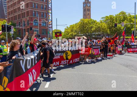 Da Australien seinen jährlichen Nationalfeiertag, den Australia Day, am 26. Januar jedes Jahres abhält, wird als Reaktion darauf ein indigener „Invasion Day“-Protest abgehalten. Stockfoto