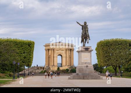 Montpellier, Frankreich - 07 29 2022 : Landschaftsblick auf die Reiterstatue von König Ludwig XIV. Und den antiken Wasserturm in der Promenade du Peyrou Stockfoto