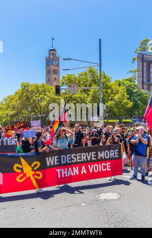 Da Australien seinen jährlichen Nationalfeiertag, den Australia Day, am 26. Januar jedes Jahres abhält, wird als Reaktion darauf ein indigener „Invasion Day“-Protest abgehalten. Stockfoto