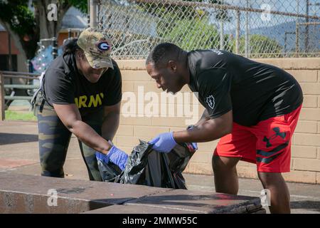 Soldaten der US-Armee vom Hauptquartier und der Hauptquartiergesellschaft, 3. Infanterie-Brigade-Kampfteam, 25. Infanterie-Division, holen Müll im Wahiawa District Park, Wahiawa, Hawaii, 23. September 2022. Die Bronco-Brigade nahm zusammen mit dem Rest der Infanterie-Division 25. am Public Lands Day Teil, um öffentliche Nutzungs-Gebiete auf der ganzen Insel Oahu zu reinigen und zu erhalten. Stockfoto