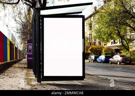 Busunterkunft mit Lightbox-Anzeigeschild. Modellhintergrund. Werbetafel aus Glas mit leerer weißer Anzeigefläche. Urbane Straßenlage. Schild für den Außenbereich. Stockfoto