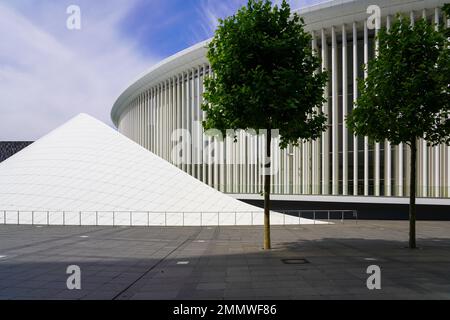 Zwei Bäume vor der Philharmonie Luxemburg, einem Konzertsaal in der Stadt Luxemburg im Stadtteil Kirchberg am Place de l'Europe. Stockfoto