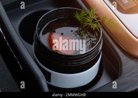 Suppe mit einer Tomate und eine Ernte mit einem Glas. Ein Glas Kaffee im Auto. Reisen mit der Familie. Schnelles und köstliches Abendessen. Hochwertiges Foto Stockfoto