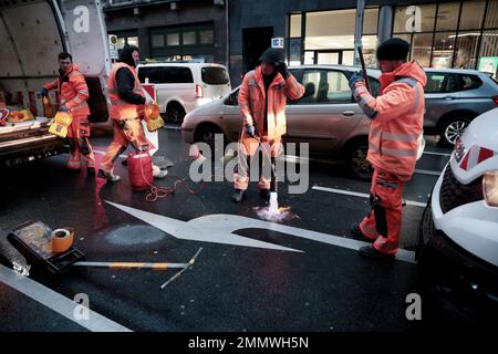 Berlin, Deutschland. 30. Januar 2023. Die Arbeiter benutzen einen Gasbrenner, um einen Abbiegungspfeil zur Friedrichstraße an der Leipziger Straße zu lösen. Ein Abschnitt der Berliner Friedrichstraße wird zur Fußgängerzone und ist damit wieder für den Autoverkehr gesperrt. Der fragliche Abschnitt, der gut 500 Meter lang zwischen der Leipziger Straße und der Französischen Straße ist, ist für den Autoverkehr dauerhaft gesperrt. Kredit: Carsten Koall/dpa/Alamy Live News Stockfoto