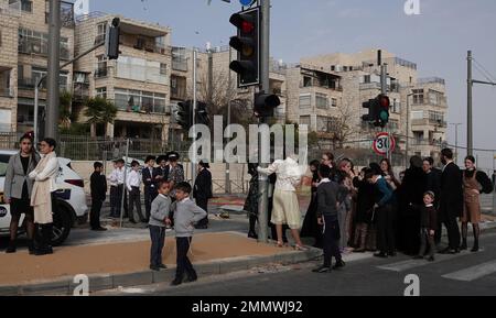 Religiöse Juden versammeln sich am Samstag auf der Straße in Neve Yaakov, auch Neveh Ya'aqov, einem der fünf Ring Israeli-Viertel von Jerusalem auf Land, das nach dem Krieg von 1967 in Israel annektiert wurde Stockfoto