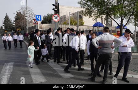 Religiöse Juden versammeln sich am Samstag auf der Straße in Neve Yaakov, auch Neveh Ya'aqov, einem der fünf Ring Israeli-Viertel von Jerusalem auf Land, das nach dem Krieg von 1967 in Israel annektiert wurde Stockfoto