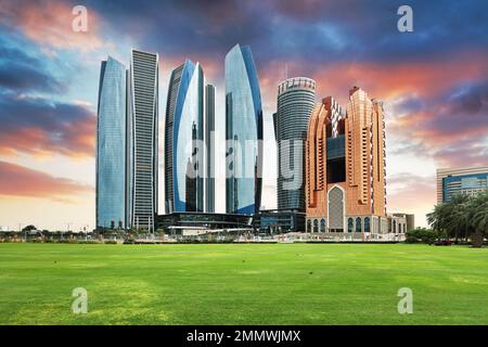 Wolkenkratzer in Abu Dhabi bei dramatischem Sonnenuntergang; Vereinigte Arabische Emirate Stockfoto