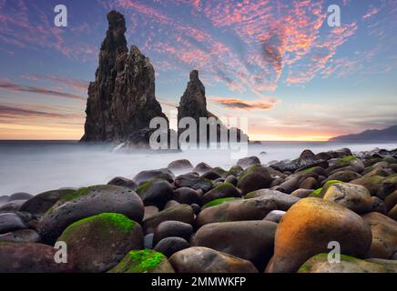 Küste auf Madeira - Ilheu da Ribeira da Janela Felsformation im Meer, Portugal. Stockfoto