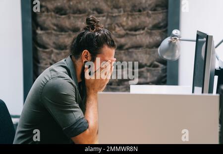 Müde depressiv gelangweilt Geschäftsmann frustriert durch Geschäftsversagen Konkurs. Stockfoto
