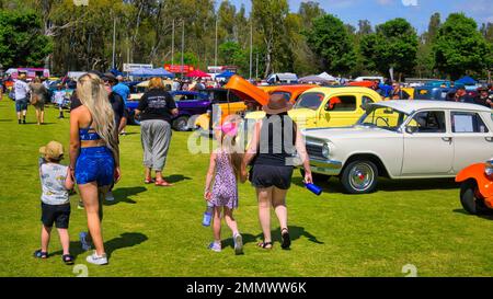 Yarrawonga, Victoria, Australien - November 6 2022: Leute, die auf dem Lake Mulwala Rod Run Display in Yarraw umherwandern und Hot Rods beobachten Stockfoto