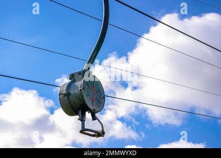 Skilift im Stillstand aufgrund von Schneemangel infolge des Klimawandels am Ende des Winters auf einem Hügel in Münsingen, Schwäbische Alb, Deutschland. Stockfoto