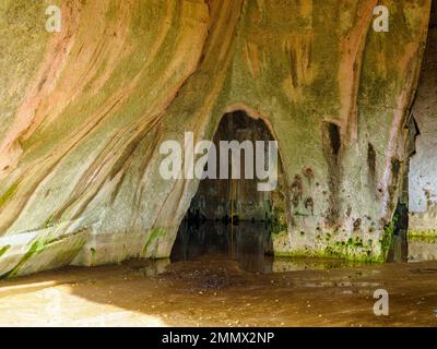 Grotta dei Cordari (Höhle der Cordari), die von Steinbrüchen geschnitzt wurde, besteht aus einer Reihe von „Räumen“ mit polychromfarbenen Wänden. Es hat seinen Namen von den Kunsthandwerkern, die bis 1984 im Inneren Seile hergestellt haben - Neapolis Archaeological Park - Syrakus, Sizilien, Italien Stockfoto