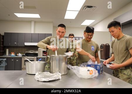 Dienstmitglieder der Joint Task Force – Bethel servieren sich Elcheintopf in der Alaska Army National Guard Armory in Bethel, Alaska, 23. September 2022. Stephen Maxie III, Bewohner von Bethel, stiftete den Elch und die JTF – Bethel-Dienstmitglieder bereiteten das Fleisch zum Kochen und Lagern vor, bevor sie die Truppen der Operation Merbok Response füttern. Mehr als 130 Mitglieder der von Alaska organisierten Miliz, darunter Mitglieder der Alaska National Guard, der Alaska State Defense Force und der Alaska Naval Miliz, wurden nach einer Katastrophenerklärung, die am 17. September veröffentlicht wurde, aktiviert, nachdem die Überreste des Taifuns Merbok verursacht hatten Stockfoto