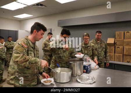 Dienstmitglieder der Joint Task Force – Bethel servieren sich Elcheintopf in der Alaska Army National Guard Armory in Bethel, Alaska, 23. September 2022. Stephen Maxie III, Bewohner von Bethel, stiftete den Elch und die JTF – Bethel-Dienstmitglieder bereiteten das Fleisch zum Kochen und Lagern vor, bevor sie die Truppen der Operation Merbok Response füttern. Mehr als 130 Mitglieder der von Alaska organisierten Miliz, darunter Mitglieder der Alaska National Guard, der Alaska State Defense Force und der Alaska Naval Miliz, wurden nach einer Katastrophenerklärung, die am 17. September veröffentlicht wurde, aktiviert, nachdem die Überreste des Taifuns Merbok verursacht hatten Stockfoto