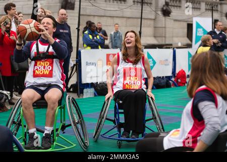 Britische Abgeordnete, darunter Gillian Keegan und britische Rollstuhl-Basketballspieler, spielen ein Spiel im Rollstuhl, um das Bewusstsein für World Polio zu schärfen Stockfoto