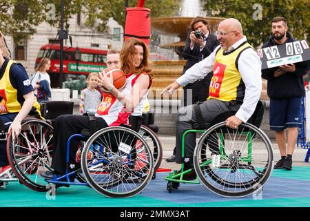 Britische Abgeordnete, darunter Gillian Keegan und Nadhim Zahawi, spielen gemeinsam mit britischen Rollstuhl-Basketballspielern ein Spiel im Rollstuhl-Basketball, um AVA zu sammeln Stockfoto