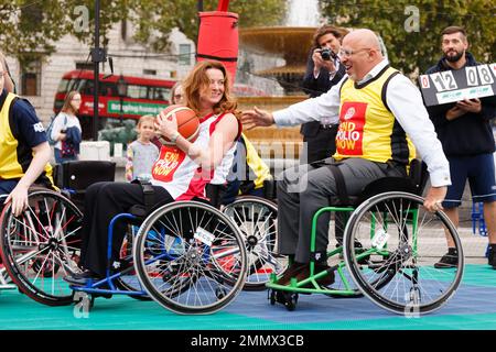 Britische Abgeordnete, darunter Gillian Keegan und Nadhim Zahawi, spielen gemeinsam mit britischen Rollstuhl-Basketballspielern ein Spiel im Rollstuhl-Basketball, um AVA zu sammeln Stockfoto