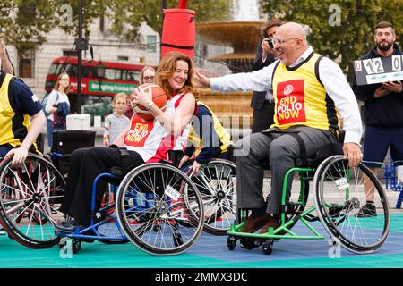 Britische Abgeordnete, darunter Gillian Keegan und Nadhim Zahawi, spielen gemeinsam mit britischen Rollstuhl-Basketballspielern ein Spiel im Rollstuhl-Basketball, um AVA zu sammeln Stockfoto