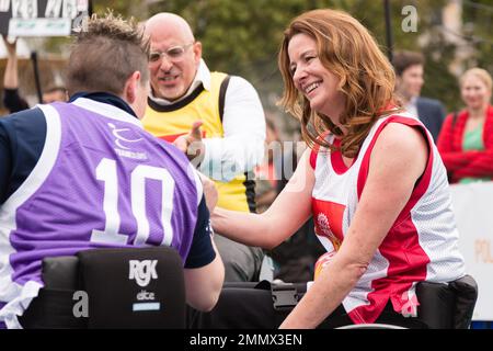 Britische Abgeordnete, darunter Gillian Keegan und Nadhim Zahawi, spielen gemeinsam mit britischen Rollstuhl-Basketballspielern ein Spiel im Rollstuhl-Basketball, um AVA zu sammeln Stockfoto