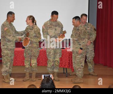 (Bild von links nach rechts) Kommandant des Triplers, Oberst Bill Soliz, 1. LT. Molly Murphy, Staff Sgt. Heekyu Chang und Tripler Command Sgt. Maj. John Contreras. Stockfoto