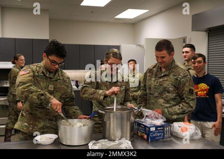 Dienstmitglieder der Joint Task Force – Bethel servieren sich Elcheintopf in der Alaska Army National Guard Armory in Bethel, Alaska, 23. September 2022. Stephen Maxie III, Bewohner von Bethel, stiftete den Elch und die JTF – Bethel-Dienstmitglieder bereiteten das Fleisch zum Kochen und Lagern vor, bevor sie die Truppen der Operation Merbok Response füttern. Mehr als 130 Mitglieder der von Alaska organisierten Miliz, darunter Mitglieder der Alaska National Guard, der Alaska State Defense Force und der Alaska Naval Miliz, wurden nach einer Katastrophenerklärung, die am 17. September veröffentlicht wurde, aktiviert, nachdem die Überreste des Taifuns Merbok verursacht hatten Stockfoto