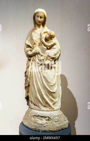 Madonna saugt das Christuskind namens Madonna mit dem Goldfink von Domenico Gagini attr., 15. Jahrhundert - Weißer Marmor mit Spuren von polychromer Farbe - Galleria Regionale di Palazzo Bellomo, Ortigia - Syrakus, Sizilien, Italien Stockfoto