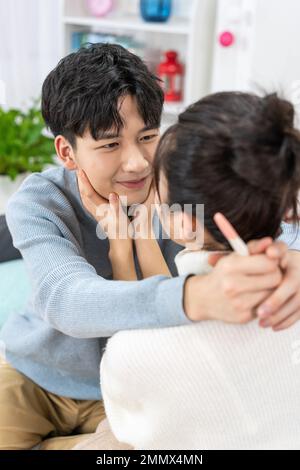 Ein glückliches junges Paar bereitet sich auf die Schwangerschaft vor Stockfoto