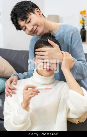 Ein glückliches junges Paar bereitet sich auf die Schwangerschaft vor Stockfoto