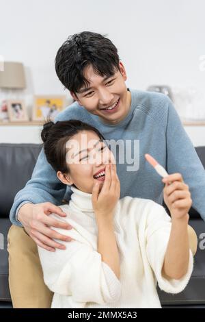 Ein glückliches junges Paar bereitet sich auf die Schwangerschaft vor Stockfoto